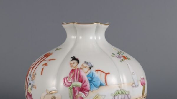 Qing Dynasty Yongzheng Emperor imperial enameled melon and pomegranate vase with a picture - Image 3