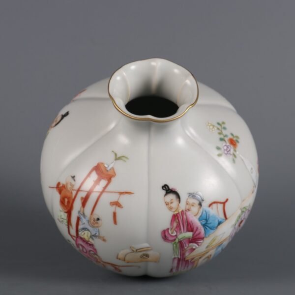 Qing Dynasty Yongzheng Emperor imperial enameled melon and pomegranate vase with a picture - Image 8