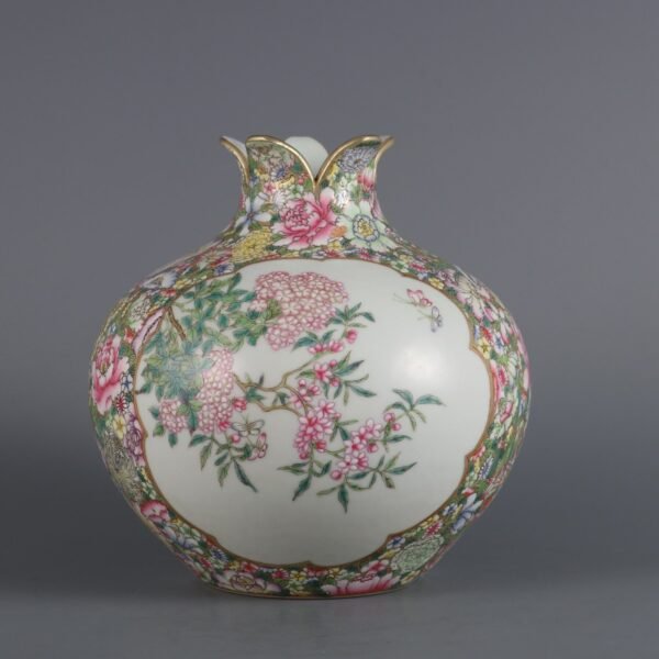 flower-patterned pomegranate vase made in the Qianlong period of the Qing Dynasty