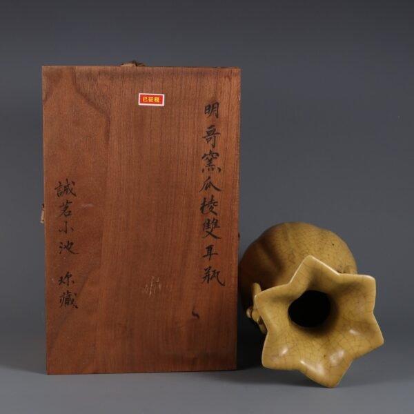 Ming Dynasty Geyao double-eared vase - Image 3