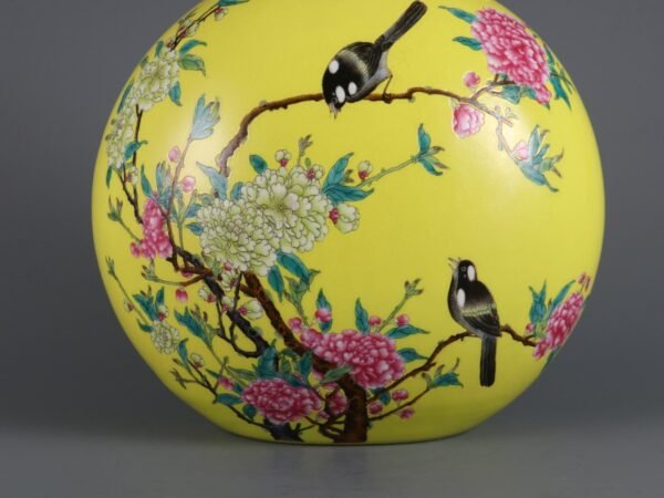 Qing Dynasty Yongzheng Period Lemon Yellow Ground Famille Rose Flower and Bird Pattern Moon Vase - Image 6