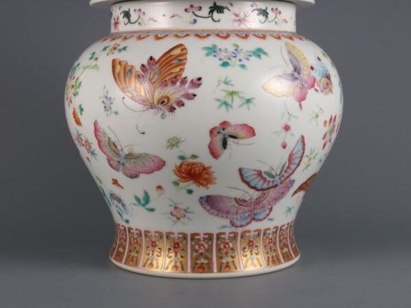 Qing Dynasty Qianlong period pink enamel butterfly pattern general jar - Image 3