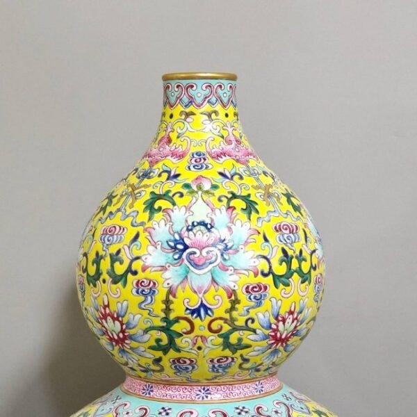 Yellow ground longevity gourd vase from the Qianlong period of the Qing Dynasty - Image 3