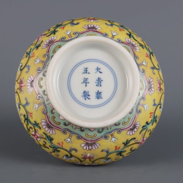 Qing Dynasty Yongzheng Period Green Ground Famille Rose Passionflower Pattern Mustard Vase - Image 8
