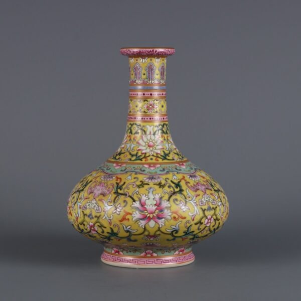 Qing Dynasty Yongzheng Period Green Ground Famille Rose Passionflower Pattern Mustard Vase
