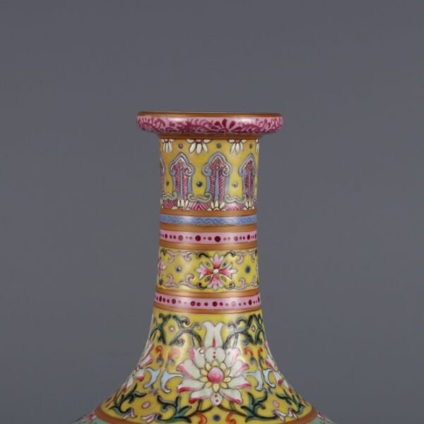 Qing Dynasty Yongzheng Period Green Ground Famille Rose Passionflower Pattern Mustard Vase - Image 3