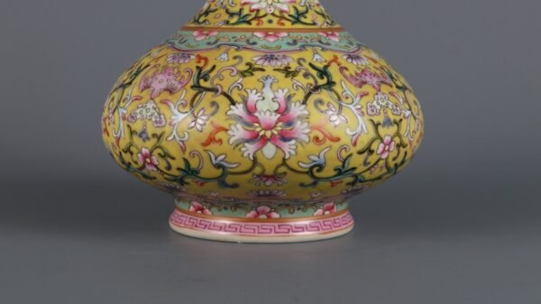 Qing Dynasty Yongzheng Period Green Ground Famille Rose Passionflower Pattern Mustard Vase - Image 4