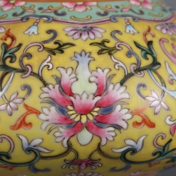 Qing Dynasty Yongzheng Period Green Ground Famille Rose Passionflower Pattern Mustard Vase - Image 5