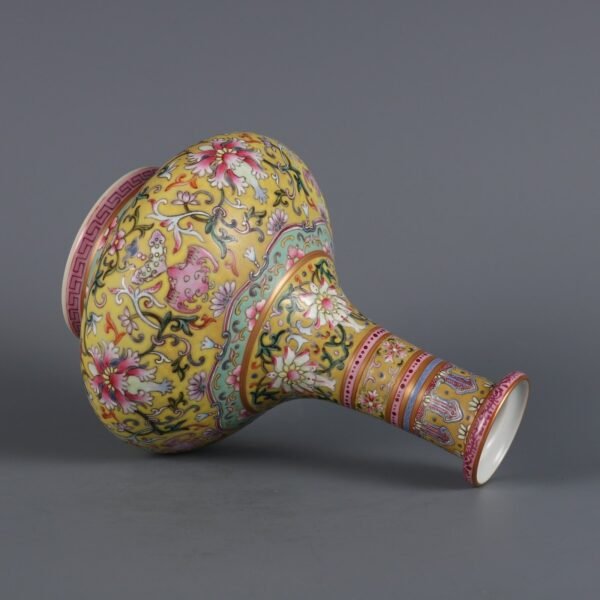 Qing Dynasty Yongzheng Period Green Ground Famille Rose Passionflower Pattern Mustard Vase - Image 7