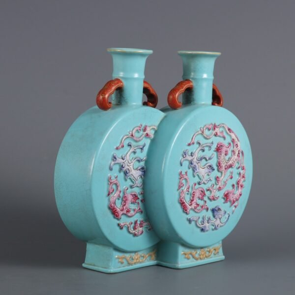 Qing Dynasty Qianlong period turquoise green ground colored carved Kuifeng pattern one-piece vase