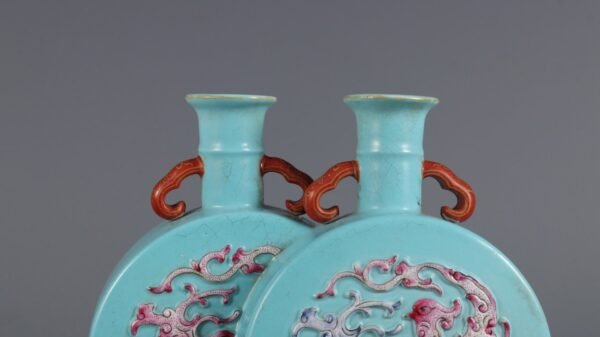 Qing Dynasty Qianlong period turquoise green ground colored carved Kuifeng pattern one-piece vase - Image 5