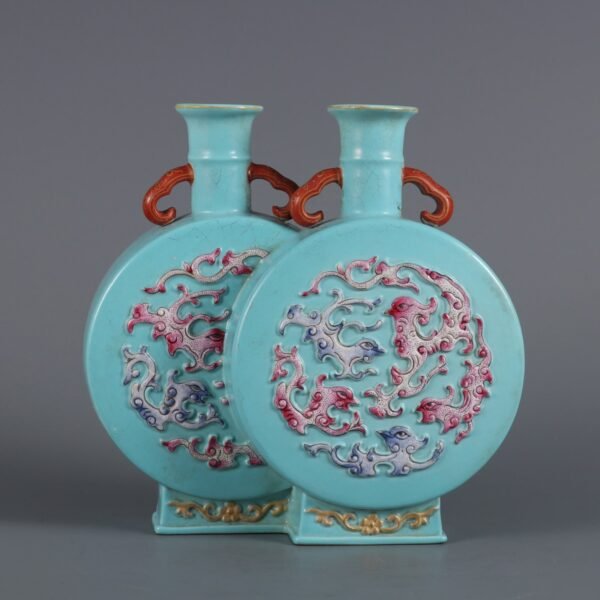 Qing Dynasty Qianlong period turquoise green ground colored carved Kuifeng pattern one-piece vase - Image 6