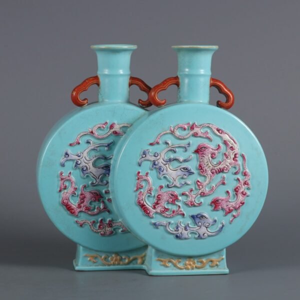 Qing Dynasty Qianlong period turquoise green ground colored carved Kuifeng pattern one-piece vase - Image 7