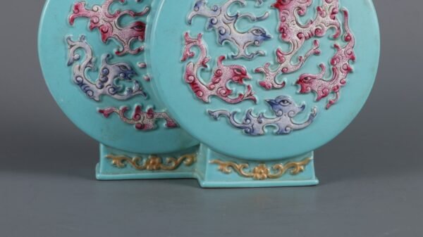 Qing Dynasty Qianlong period turquoise green ground colored carved Kuifeng pattern one-piece vase - Image 8