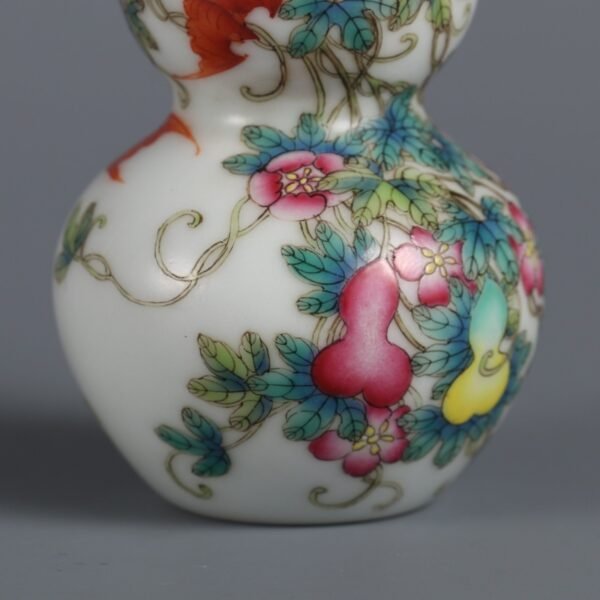 Qing Dynasty Qianlong period pink enamel gourd snuff bottle with fortune and luck pattern - Image 6