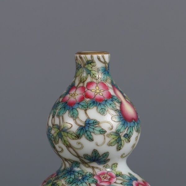 Qing Dynasty Qianlong period pink enamel gourd snuff bottle with fortune and luck pattern - Image 5