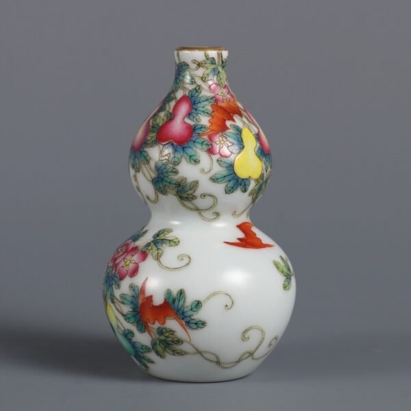 Qing Dynasty Qianlong period pink enamel gourd snuff bottle with fortune and luck pattern - Image 2