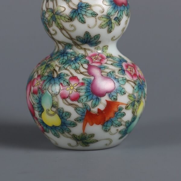 Qing Dynasty Qianlong period pink enamel gourd snuff bottle with fortune and luck pattern - Image 3