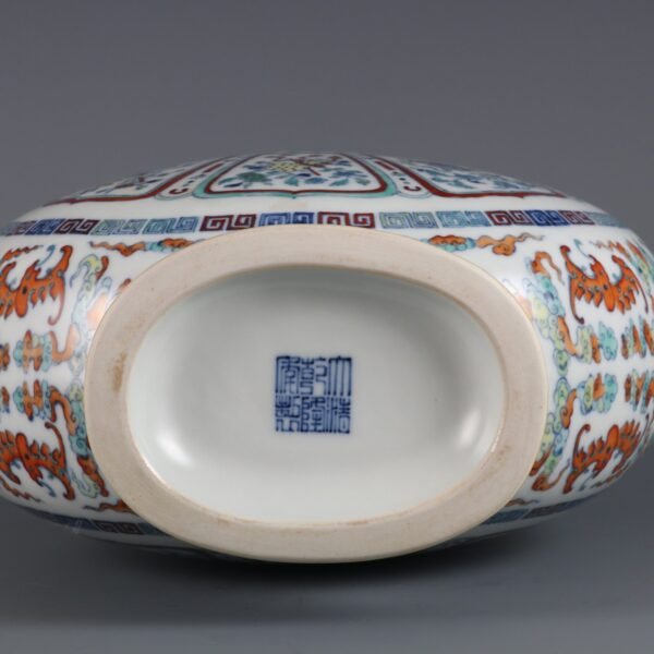 Doucai An Baxian Double-eared Large Flat Bottle Made in the Qianlong Period of the Qing Dynasty - Image 10