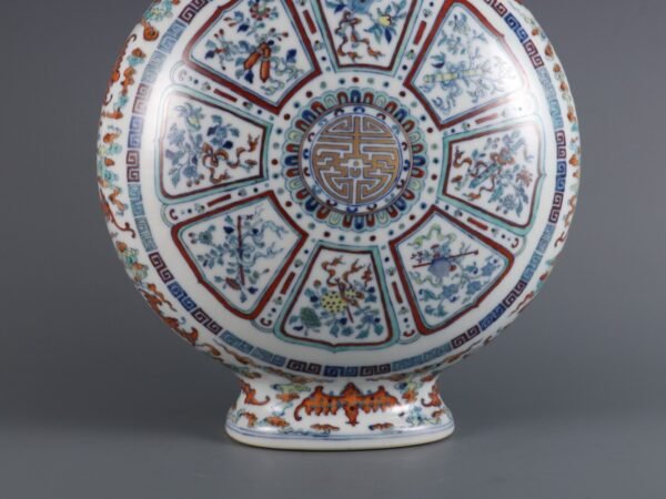 Doucai An Baxian Double-eared Large Flat Bottle Made in the Qianlong Period of the Qing Dynasty - Image 9