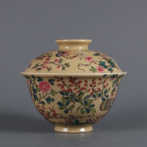 butterfly-in-love flower lidded bowl made in the Qianlong period of the Qing Dynasty - Image 7