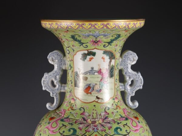 group of immortals large double-handled vase made in the Qianlong period of the Qing Dynasty - Image 3