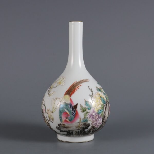 Qing Dynasty Qianlong period famille rose flower and bird pattern gallbladder vase
