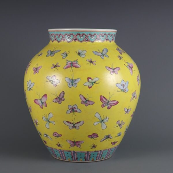 jar with butterfly patterns made in the Guangxu period of the Qing Dynasty - Image 2