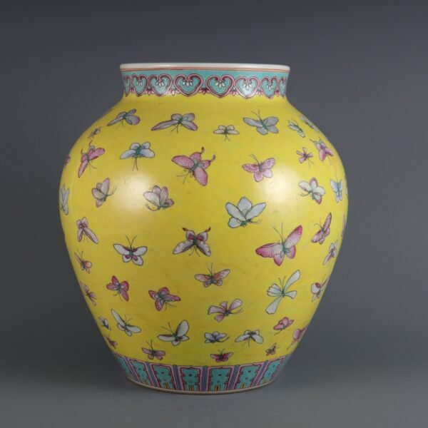 jar with butterfly patterns made in the Guangxu period of the Qing Dynasty