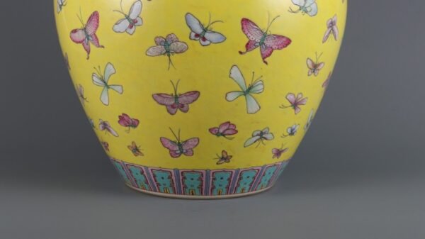 jar with butterfly patterns made in the Guangxu period of the Qing Dynasty - Image 6