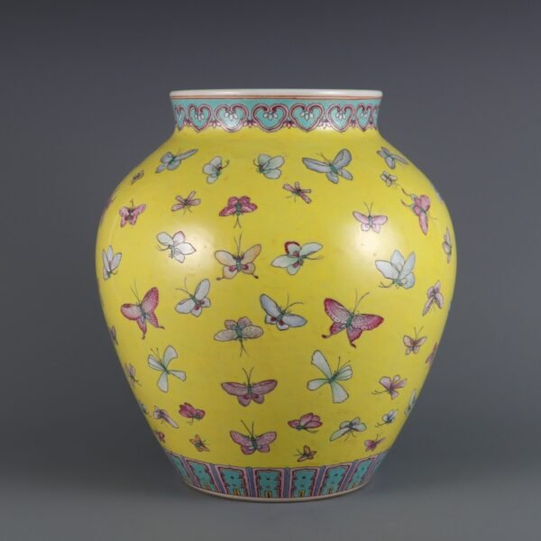 jar with butterfly patterns made in the Guangxu period of the Qing Dynasty - Image 7