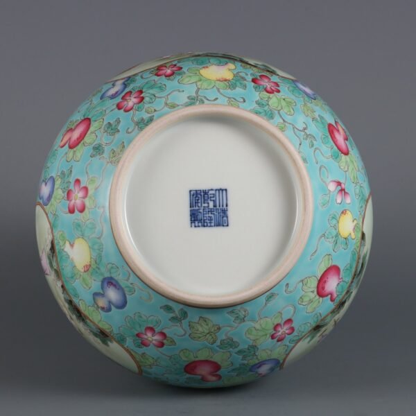 vase with a group of immortals and a ribbon, made in the Qianlong period of the Qing Dynasty - Image 5