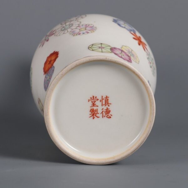 Made in the Daoguang Period of the Qing Dynasty with a carved bell-shaped vase - Image 8