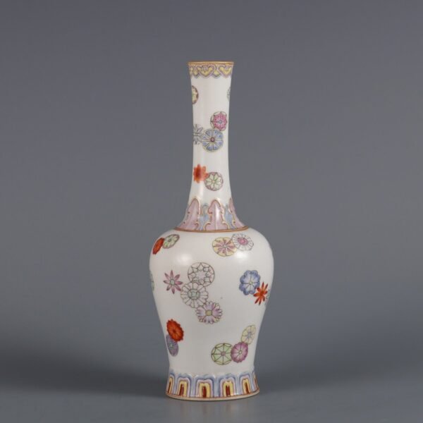 Made in the Daoguang Period of the Qing Dynasty with a carved bell-shaped vase - Image 2