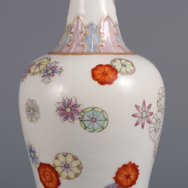 Made in the Daoguang Period of the Qing Dynasty with a carved bell-shaped vase - Image 7