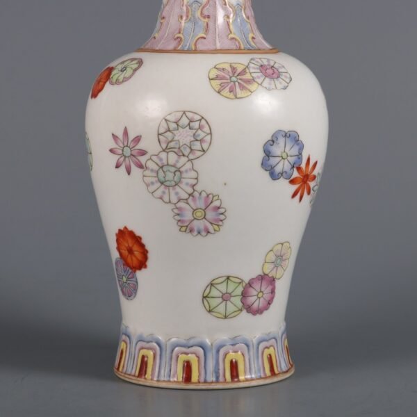 Made in the Daoguang Period of the Qing Dynasty with a carved bell-shaped vase - Image 6
