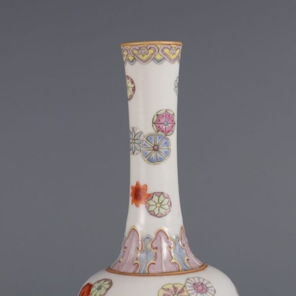 Made in the Daoguang Period of the Qing Dynasty with a carved bell-shaped vase - Image 5