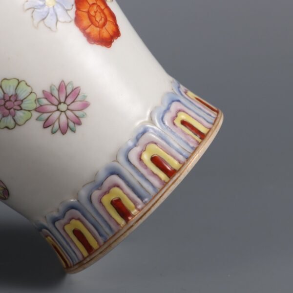 Made in the Daoguang Period of the Qing Dynasty with a carved bell-shaped vase - Image 4