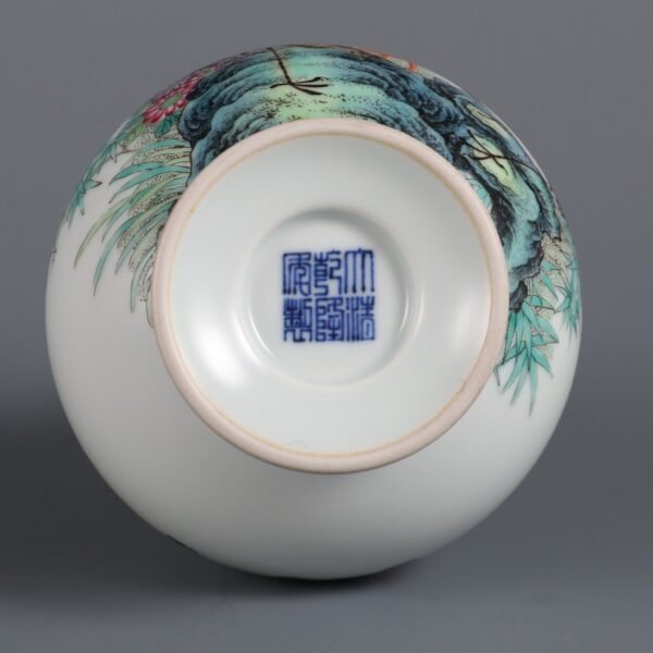 Qing Dynasty Qianlong period enameled emerald-rimmed longevity pattern vase - Image 9