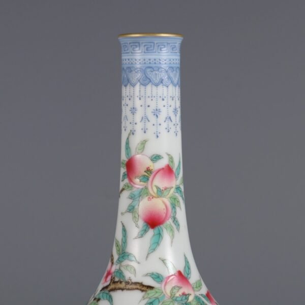 Qing Dynasty Qianlong period enameled emerald-rimmed longevity pattern vase - Image 3