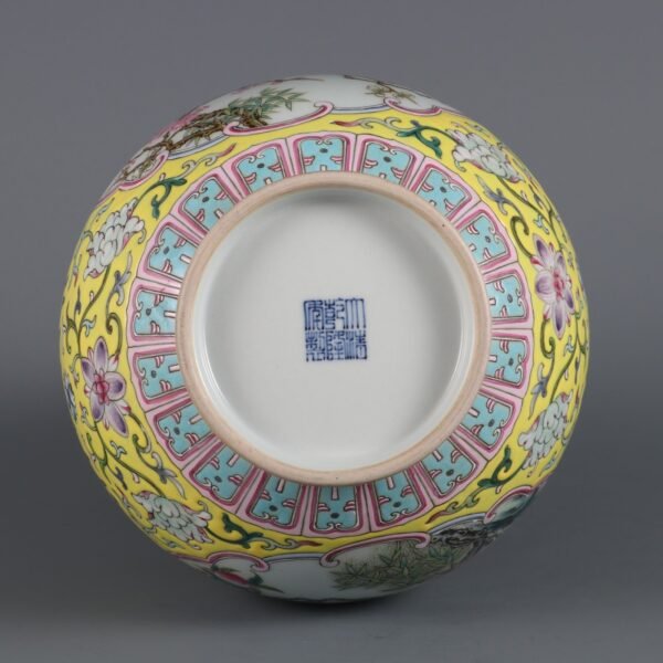 double-eared vase with flower and bird patterns, made in the Qianlong period of the Qing Dynasty - Image 9