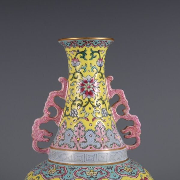 double-eared vase with flower and bird patterns, made in the Qianlong period of the Qing Dynasty - Image 4