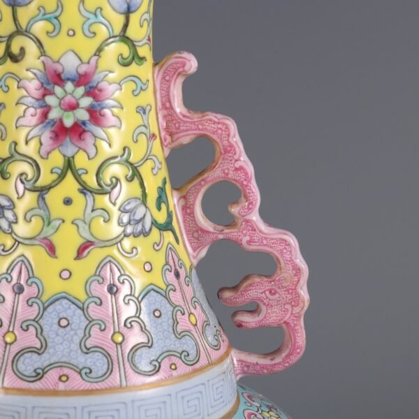 double-eared vase with flower and bird patterns, made in the Qianlong period of the Qing Dynasty - Image 6
