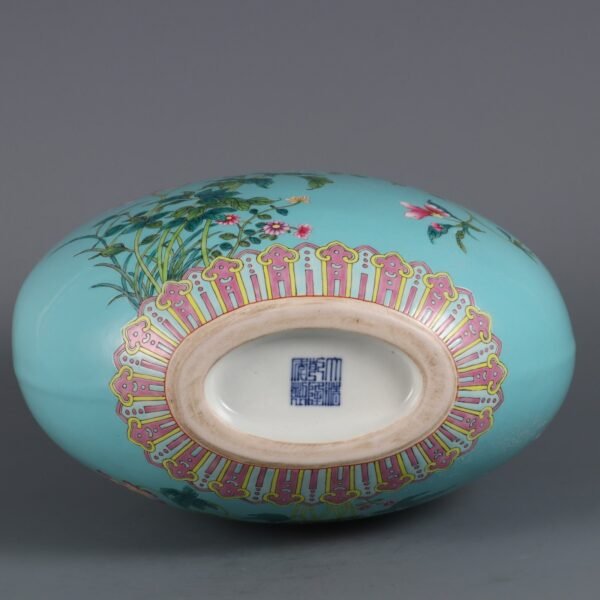 Qing Dynasty Qianlong period turquoise green ground pastel flower pattern double handle moon vase - Image 9