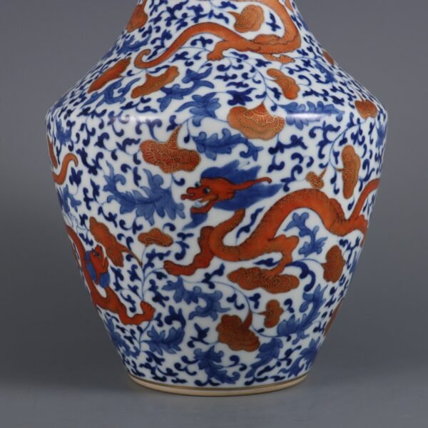 Qing Dynasty Qianlong period blue and white alum red gold winding dragon pattern vase - Image 3