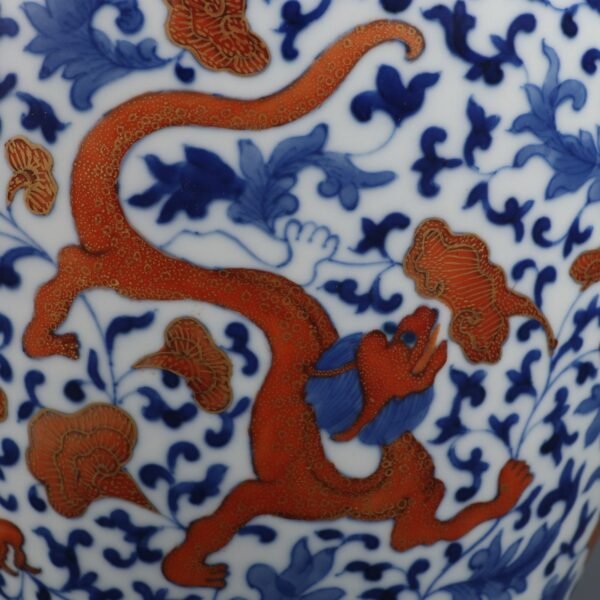 Qing Dynasty Qianlong period blue and white alum red gold winding dragon pattern vase - Image 4