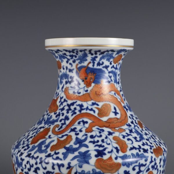 Qing Dynasty Qianlong period blue and white alum red gold winding dragon pattern vase - Image 6