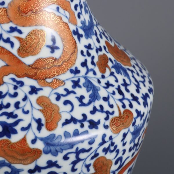 Qing Dynasty Qianlong period blue and white alum red gold winding dragon pattern vase - Image 8