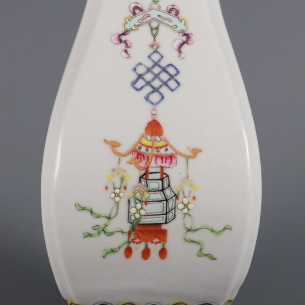 Made in the Daoguang Period of the Qing Dynasty a square vase with floral patterns - Image 3