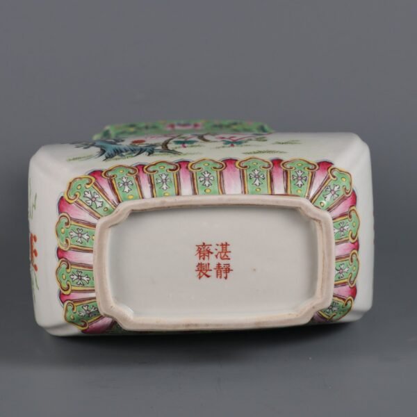 Made in the Daoguang Period of the Qing Dynasty a square vase with floral patterns - Image 8